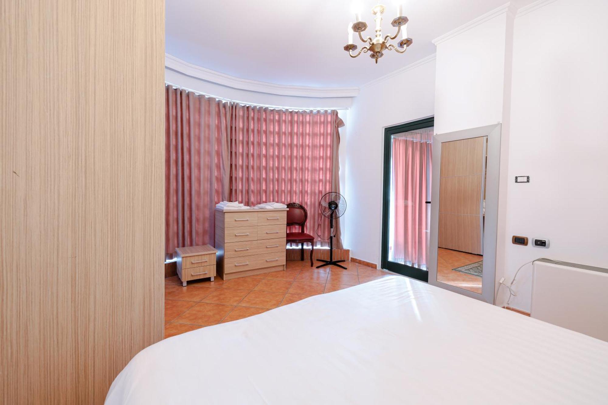 Boutique Hotel Whisky Тирана Номер фото