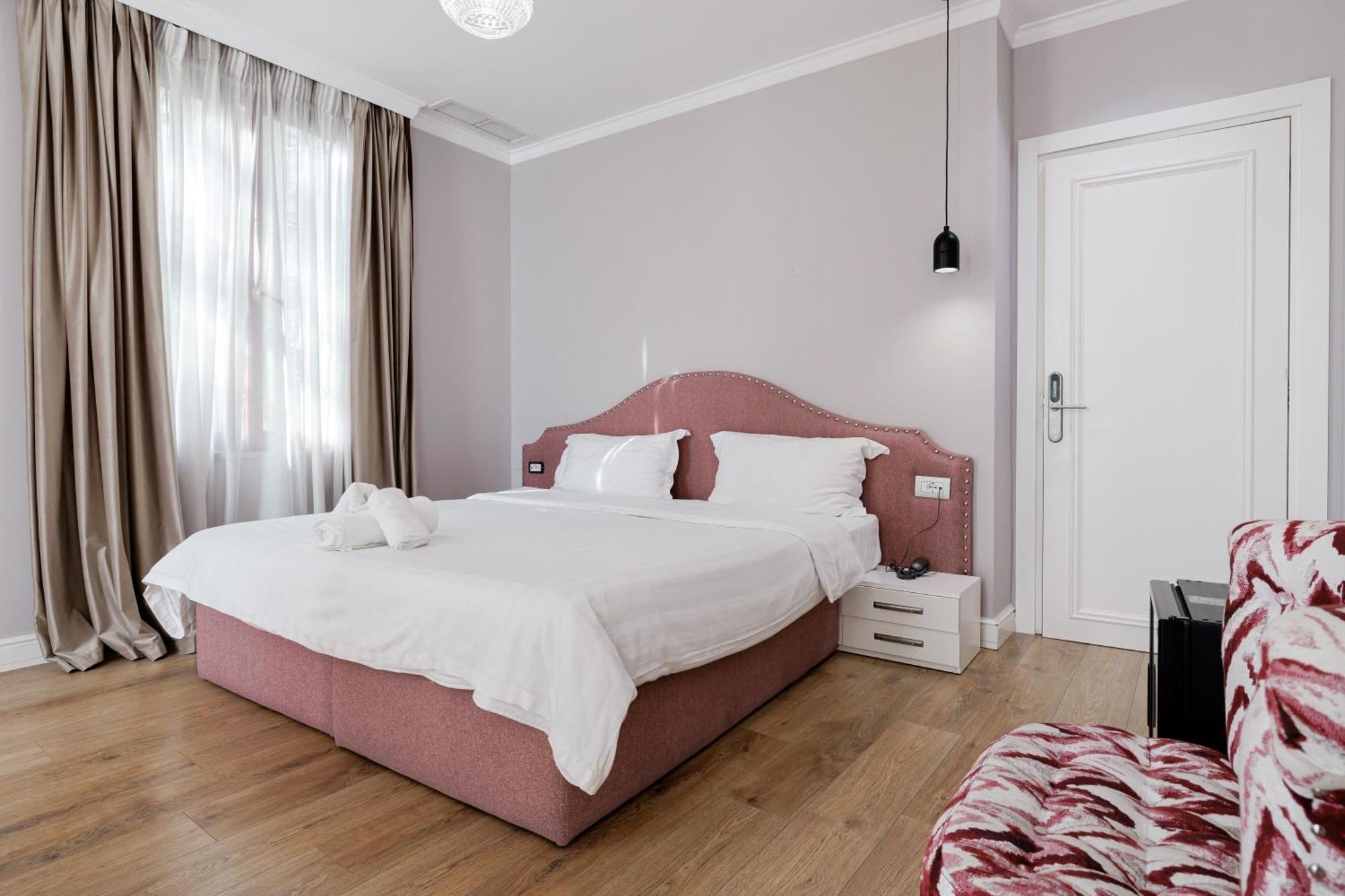 Boutique Hotel Whisky Тирана Екстер'єр фото