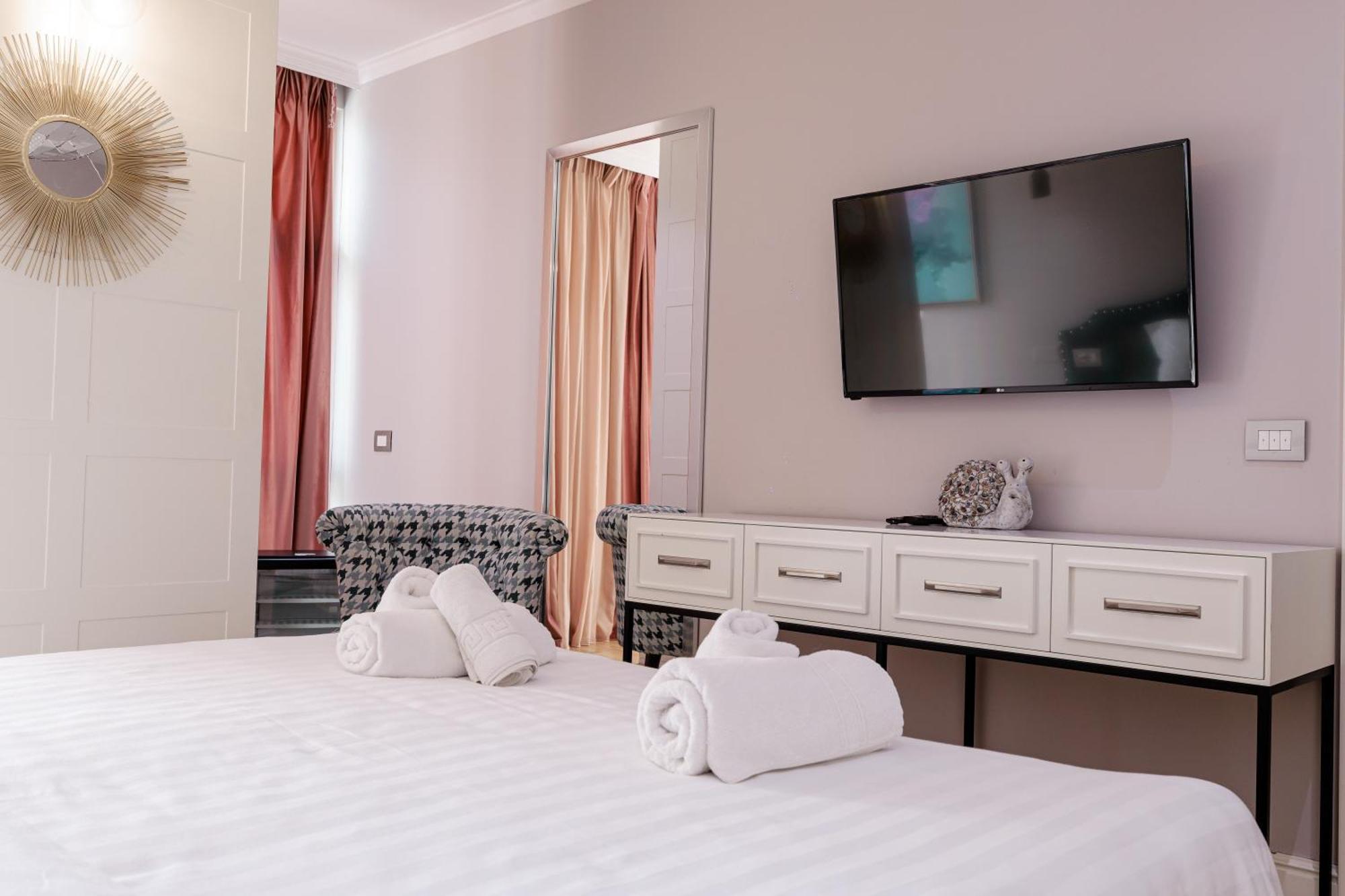Boutique Hotel Whisky Тирана Екстер'єр фото